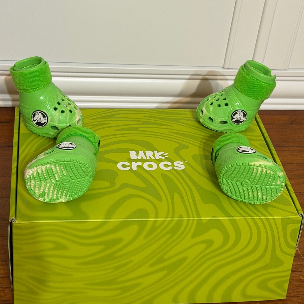 CROCS Size Chart in Purple and Green
